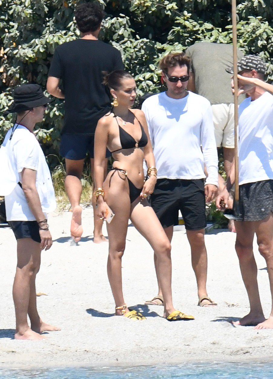 Topmodelka Bella Hadid na pláži na Korzike...