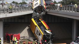 Vo Varšave sa z mosta zrútil autobus, zahynul jeden človek