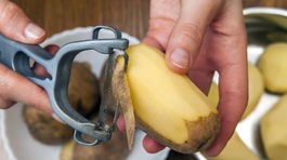 Zemiakové šupky v odpadkoch? Nie! Recept na ich zužitkovanie od zero waste kuchára