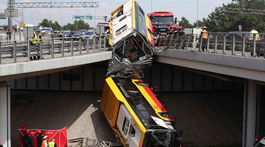 Pozrite si pád autobusu z mosta vo Varšave