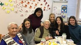 Michalovskí gymnazisti vyčarili úsmev na tvárach seniorov