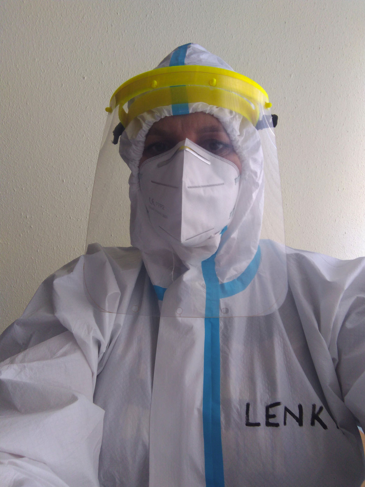 Lenka Slaná oblečená tak, aby sa nenakazila...