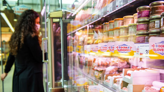 Chodíte nakupovať potraviny do zahraničia? Hygienici varujú pred nebezpečnou baktériou. Môže spôsobiť vážne problémy