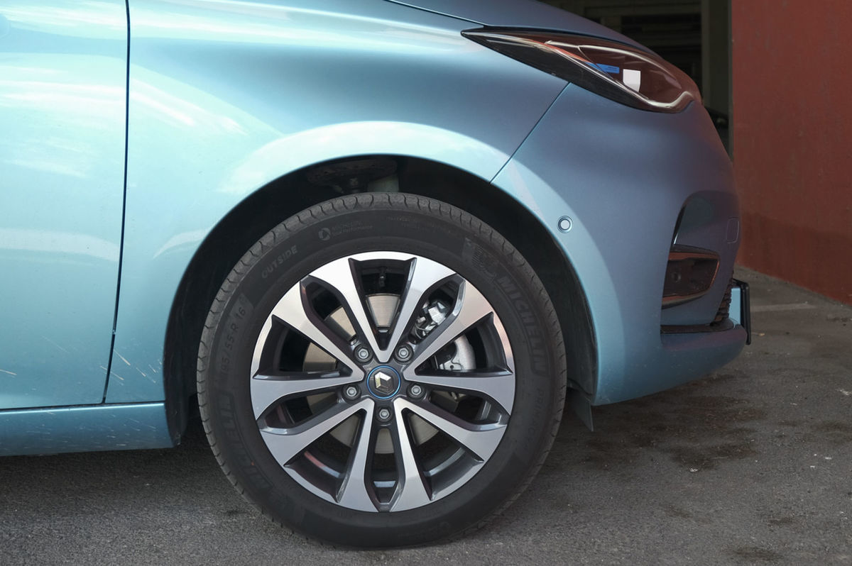 V štandarde stojí Renault Zoe na kolesách s 15...