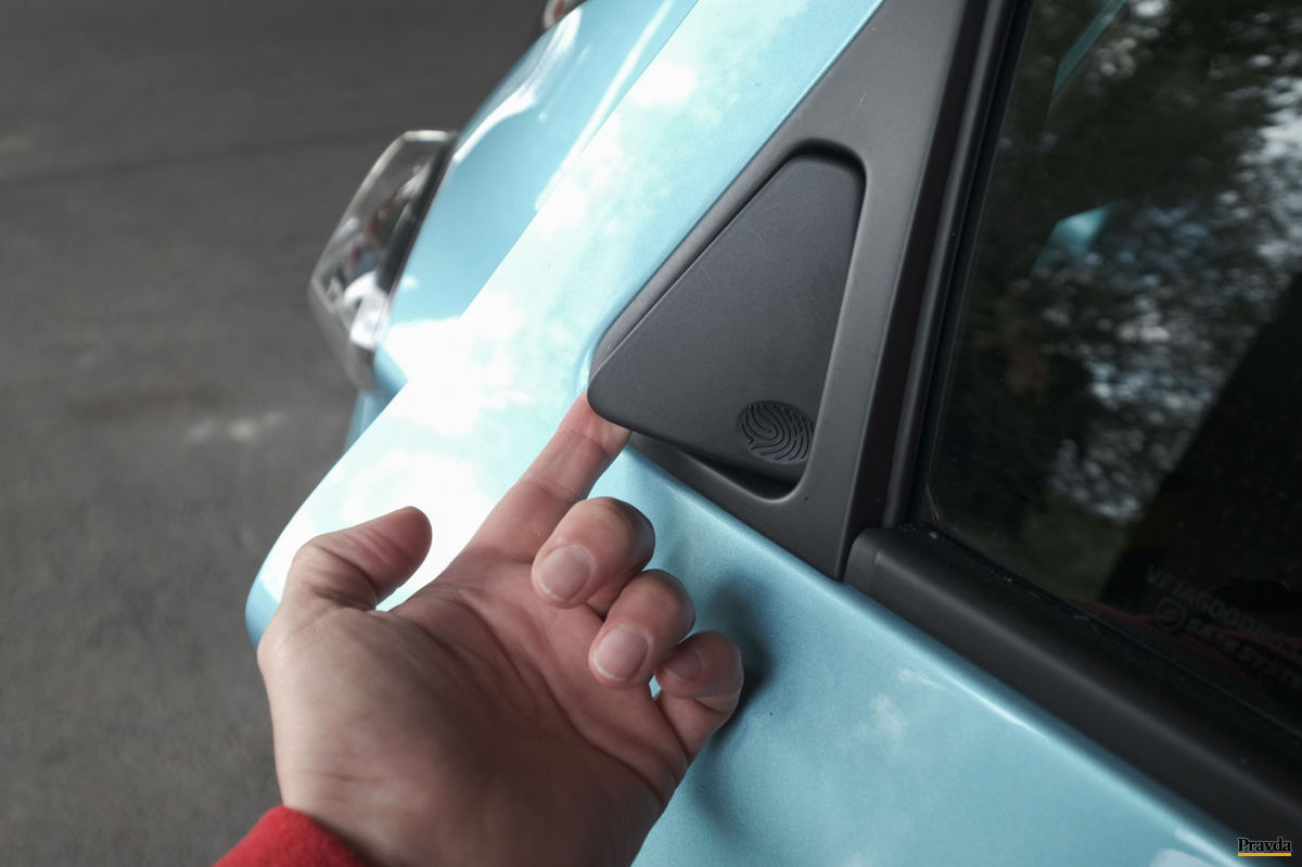 Otváranie zadných dverí mohol Renault vyriešiť...