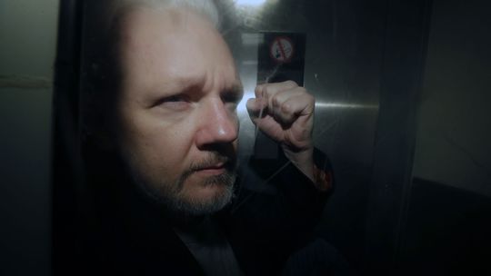 Vydajú Assangea do USA? Na londýnskom súde sa začína rozhodujúci proces