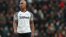 Niekdajšieho obrancu Liverpoolu napadli. S bodnou ranou skončil v nemocnici