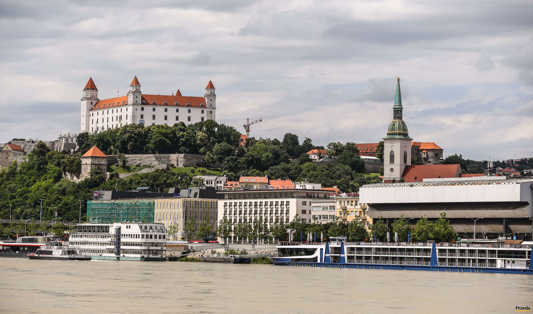 Bratislavský hrad, vpravo Dóm svätého Martina.