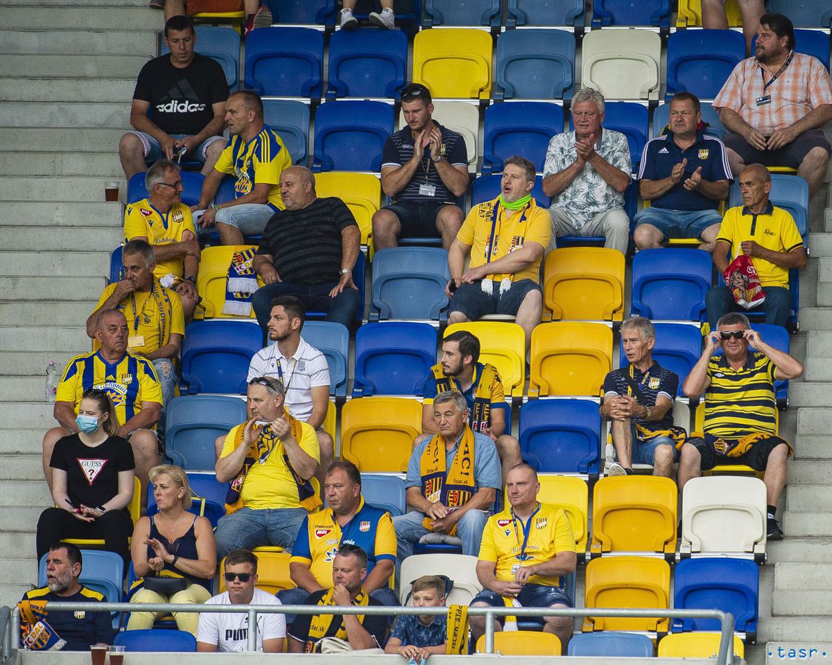 Fanúšikovia DAC Dunajská Streda na tribúne...