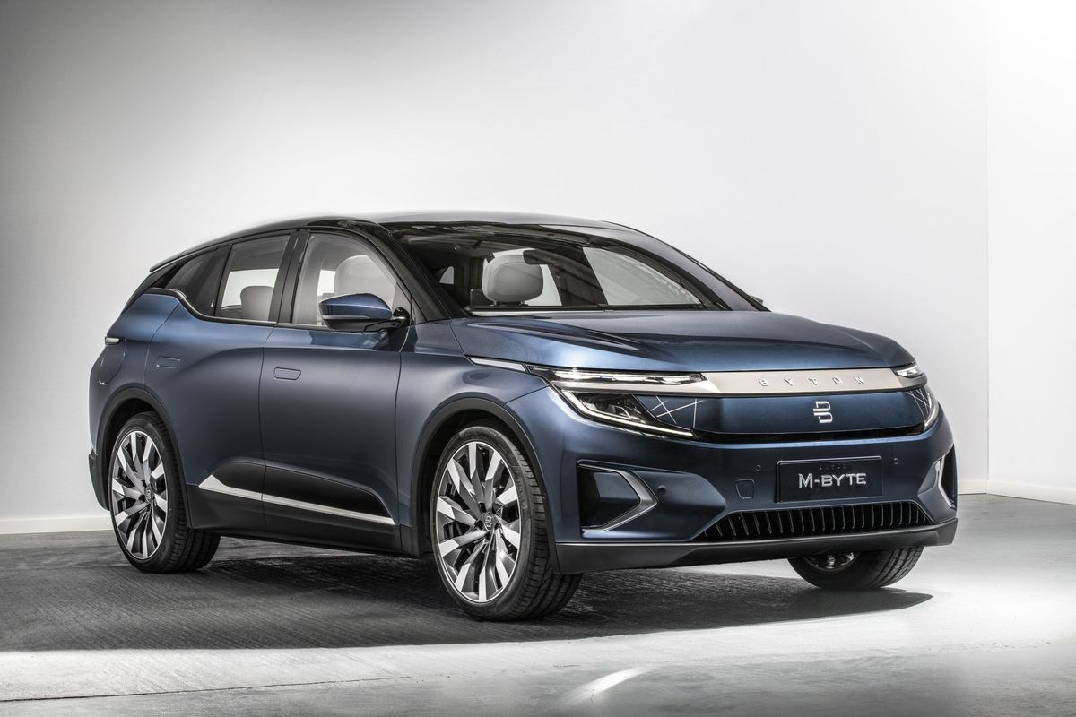 Prvým modelom v predaji malo byť elektrické SUV...