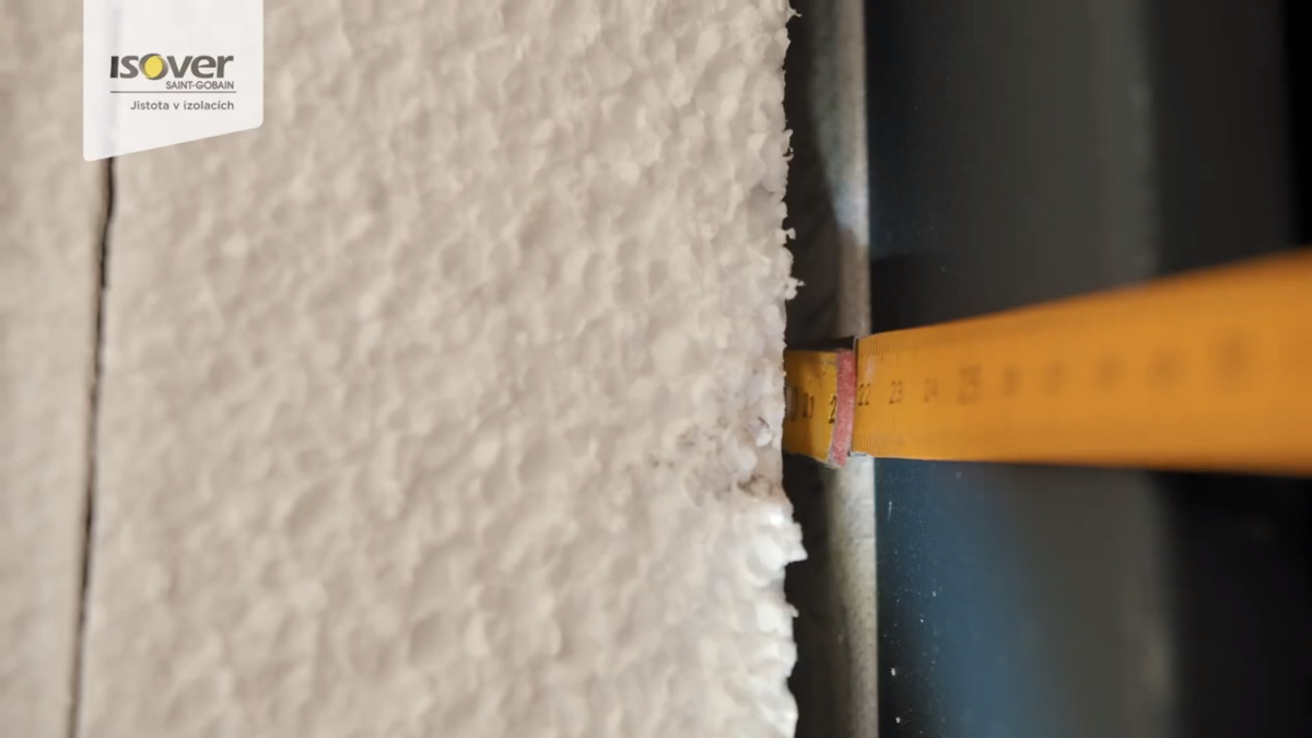 Na obrázku vidíme medzeru medzi tehlami a...