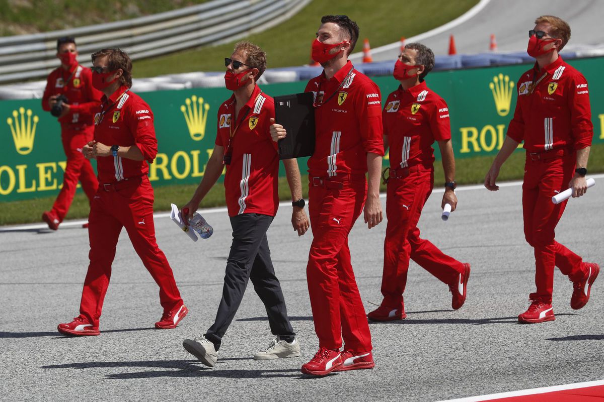 Sebastian Vettel s členmi tímu Ferrari na...