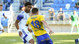 Rasizmus v Nitre. Fanúšikovia vydávali opičie zvuky, urážali Afričana