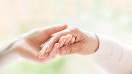 Slovensku chýbajú opatrovatelia. Pracujú za minimálne sumy