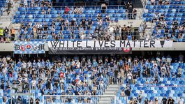 Belasí sa znova "vyznamenali". Na tribúny zavesili kontroverzný transparent