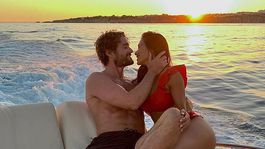 Môže to byť väčšia romantika? Sexy Scherzinger sa pri západe slnka túli k Evansovi