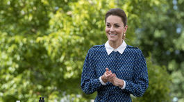 Vojvodkyňa Kate z Cambridge počas návštevy nemocnice kráľovnej Alžbety si aplikuje dezinfekčný gél na ruky. 