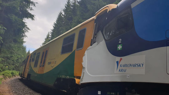 V Česku sa čelne zrazili dva vlaky, hlásia dve obete