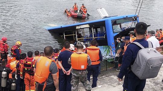 V Číne spadol autobus do jazera, zahynulo najmenej 21 ľudí