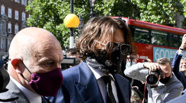 Herec Johnny Depp prichádza na súd v Londýne. 