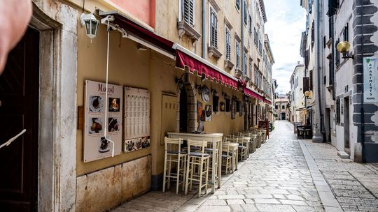 Mnohé podniky aj ulice v Poreči zívali prázdnotou.