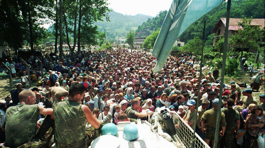 Borrell a Várhelyi: Genocída zo Srebrenice je temnou stránkou európskych dejín