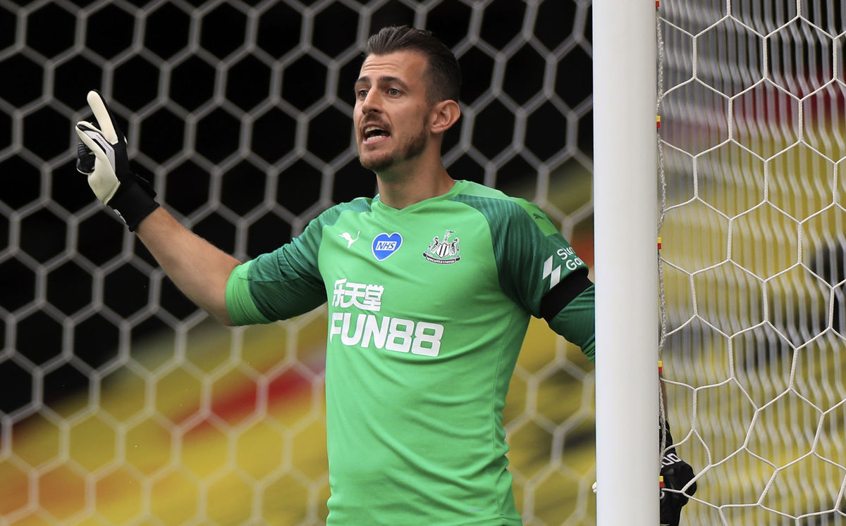 Brankár Newcastlu Martin Dúbravka v zápase...