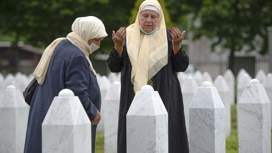 Holandsko sa ospravedlnilo vojakom, ktorí nedokázali zabrániť genocíde v Srebrenici