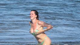 Modelka Ireland Baldwin si užívala na pláži v Malibu. Zjavne potúžená alkoholom. 