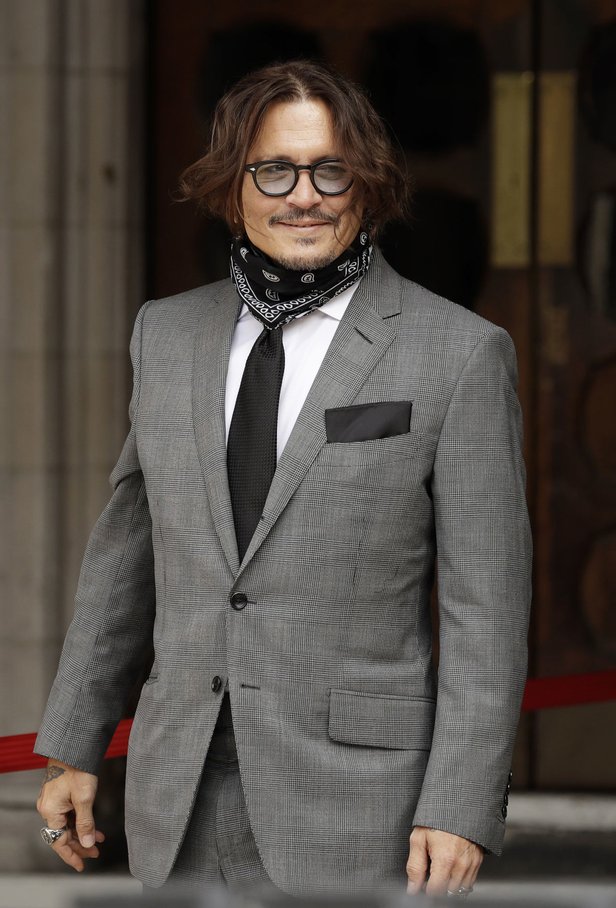 Herec Johnny Depp na zábere spred budovy súdu v...
