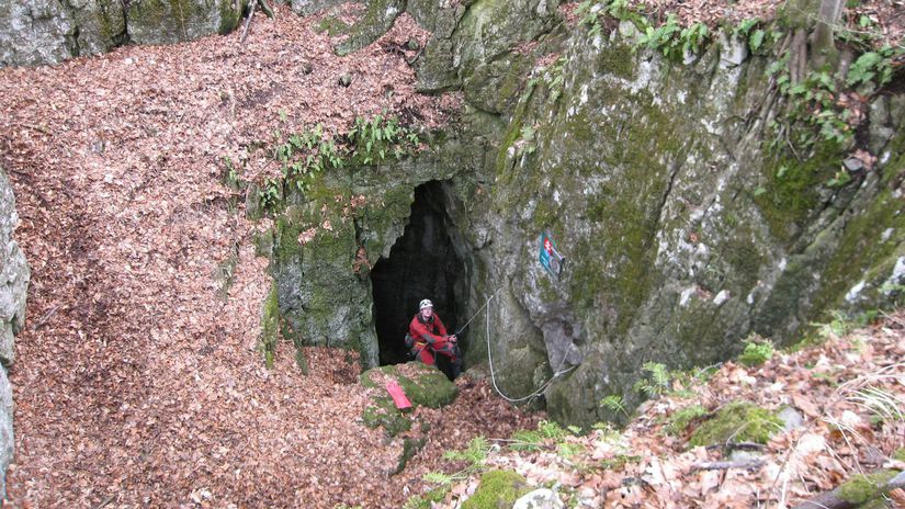 Obrovská priepasť v Slovenskom krase.
