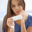 antikoncepcia, mladá žena, tabletky, pilulky