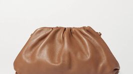 Malá dámska kabelka Bottega Veneta, predáva sa za 1100 eur. 