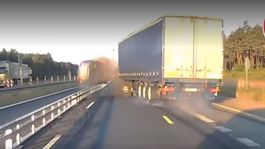 Pozrite sa, ako sedan preskočil zvodidlá. Odpálil ho kamión