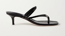 Sandáliky s remienkami medzi prsty Porte & Paire, predáva Net-a-porter.com za 280 eur. 