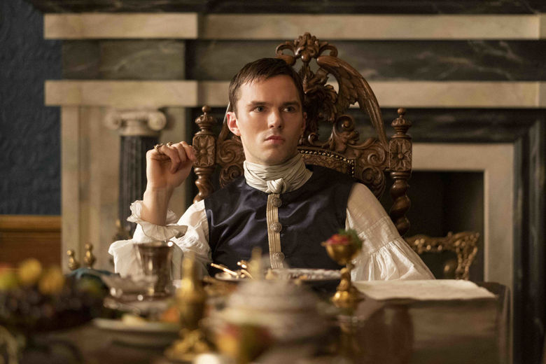 Herec Nicholas Hoult ako cár Peter III....