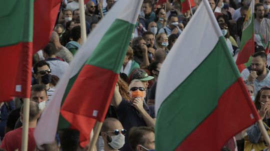 Protivládne protesty v Sofii sprevádzali výtržnosti