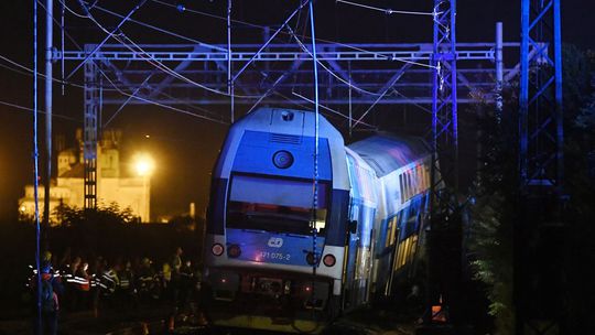 V Kdyni sa zrazil vlak so servisným strojom, hlásia 21 zranených