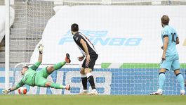 Dúbravka dostal lacné góly, od zlosti kopol do žrde. Liverpool neprekoná stovku