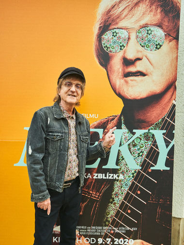Meky pred plagátom k dokumentu Meky.