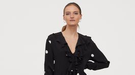 Dámske bodkované šaty H&M, predávajú sa za 32,99 eura. 