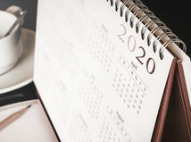 kalendár, 2020, šálka, papier, ceruzka