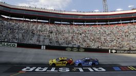 Korona v USA? Na preteky NASCAR prišlo 20 000 fanúšikov