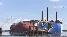 Prevrátenú obriu loď ‘naporcujú‘ ako veľrybu. Tisíce nových áut zamieria do šrotu