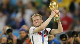 Sužovali ho pocity osamelosti. Majster sveta nečakane končí už pred tridsiatkou