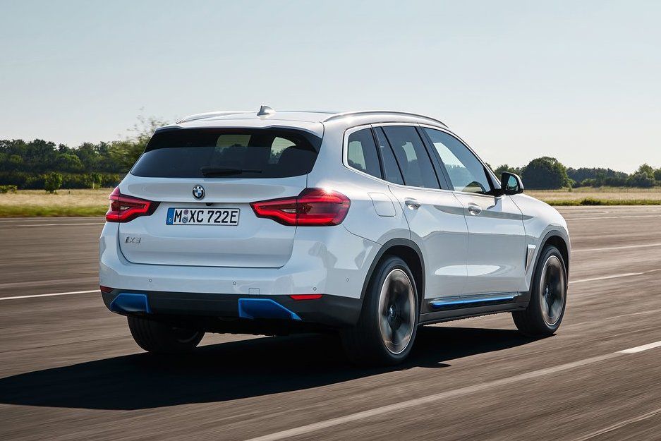 BMW iX3 bude mať len zadný náhon. To však...