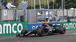 Vyrovnal Schumachera. Hamilton dominoval v Maďarsku