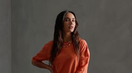 Asymetrické oranžové šaty Superdry, predávajú sa za 53 eur.  