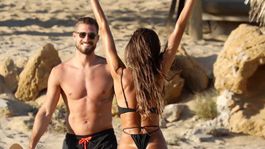 Nájde sa na Mykonose zvodnejšie pozadie? Sotva! Goulart je úplná jednotka