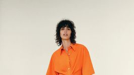 Oranžové nazberané šaty s gombíkmi Zara, predávajú sa za 69,95 eura. 